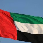 Mavi gökyüzü önünde dalgalanan resmi Birleşik Arap Emirlikleri (BAE) bayrağı; Dubai vize ve seyahat işlemleri temalı görsel