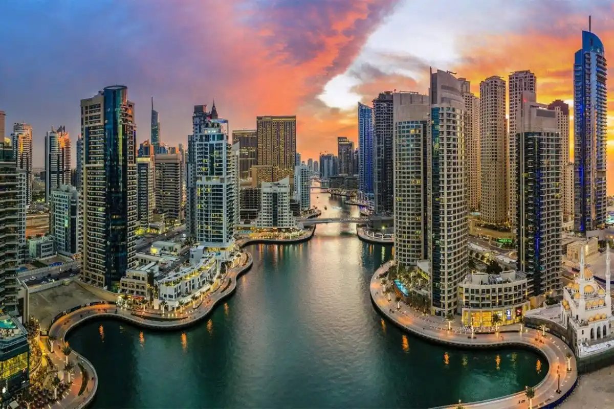 Dubai Marina gökdelenleri ve marina kanalı manzarası