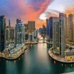 Dubai Marina gökdelenleri ve marina kanalı manzarası